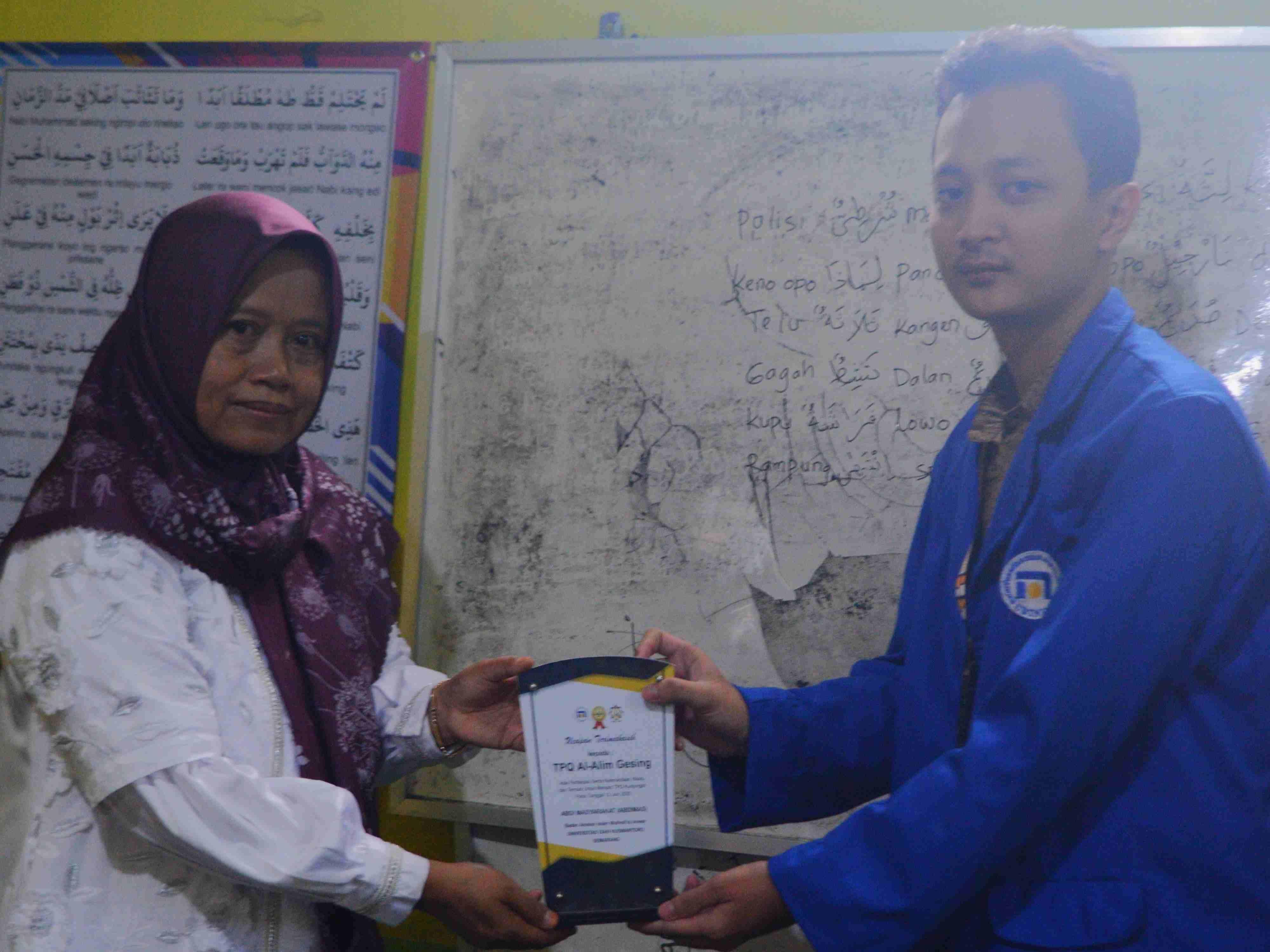 Pemberian Plakat TPQ